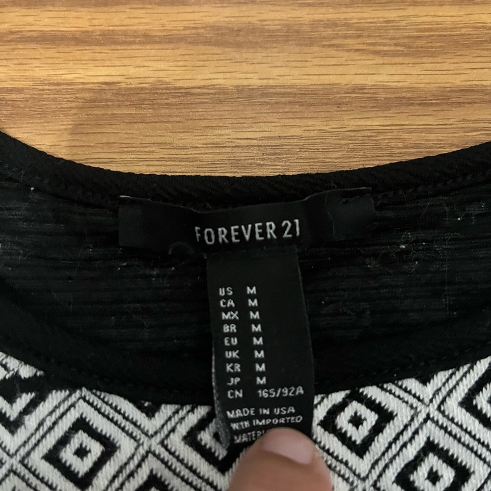 Pattern Crop Top - Picture 3 of 3